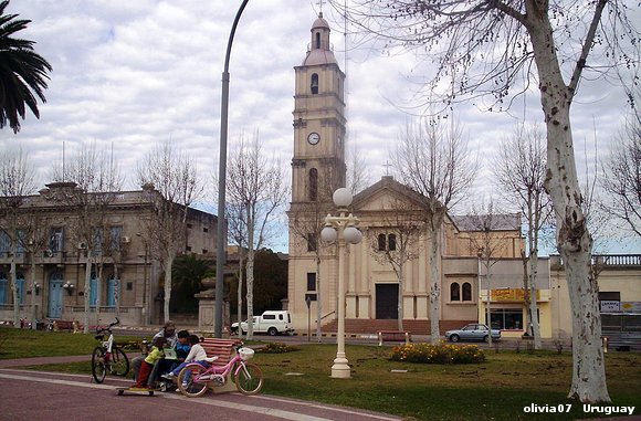 la iglesia del pueblo detràs del kiosko