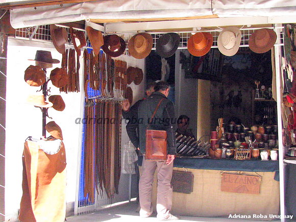 vendedores de artesanìas en cuero