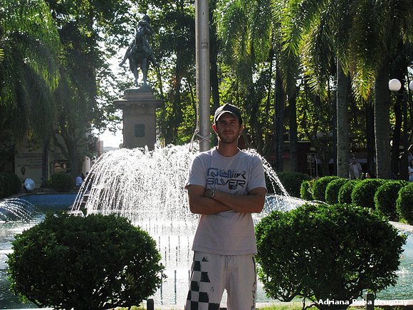 FUENTE DE AGUA CON MONUMENTO A LAVALLEJA