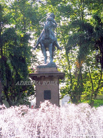 estatua en plaza de Minas