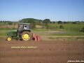 mi esposo en el tractor