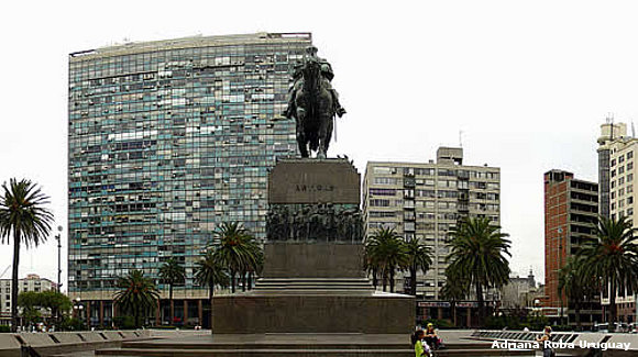 el mausoleo del General Josè Artigas