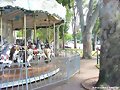 la calesita del parque en la tarde.