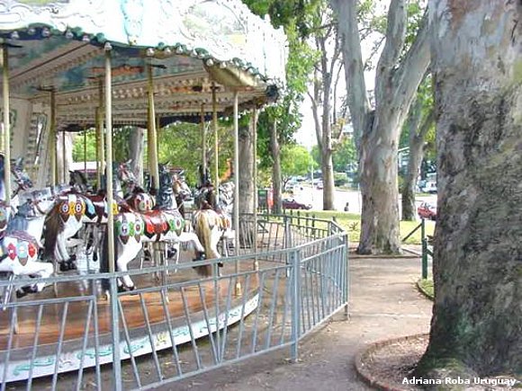 la calesita del parque en la tarde.
