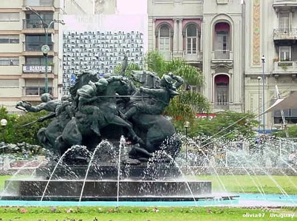 la estatua de la plaza del entrevero de dia