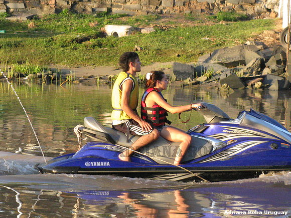 EN MOTO LANCHA POR EL RIO