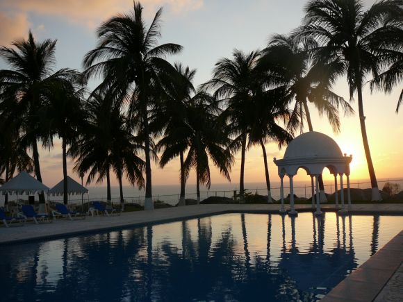 Atardecer reflejado en la piscina del hotel