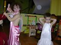 en casa disfraz&aacute;ndose.......