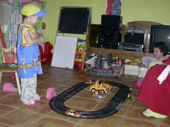 con el barco y un trozo de escalextric