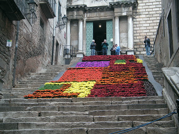 Cualquier rincón es bueno para exponer flores.