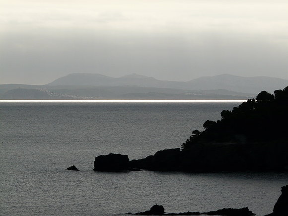 Extraña imagen del sol en Cala Montjoi.