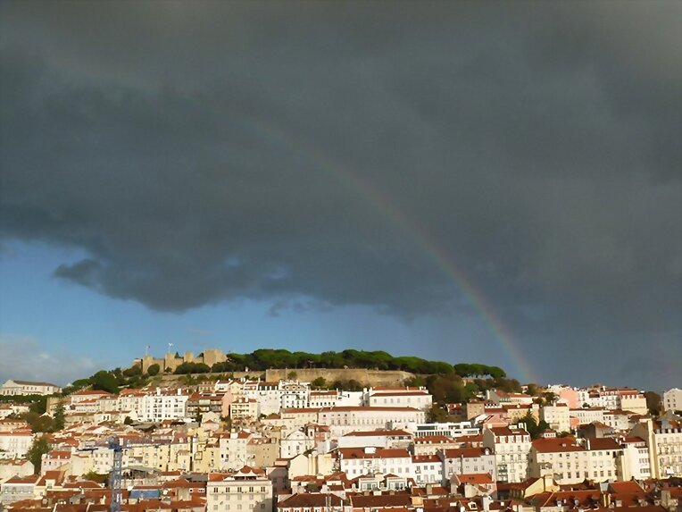 Cielo azul, nubes y arco iris nuestros compañeros