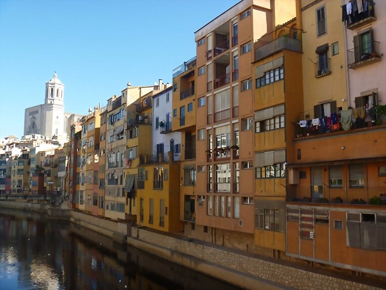 La catedral y las casas de colores en el rio Oñar