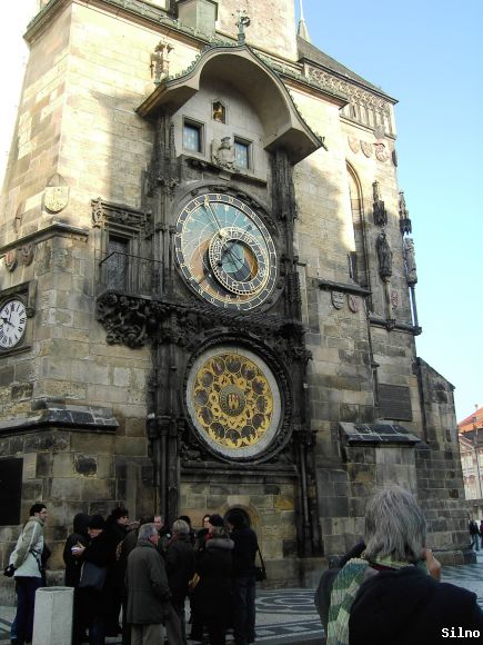 este si que es el reloj el otro era una iglesia