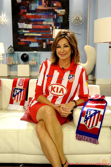 ANA ROSA CON LA CAMISETA DEL ATLETICO DE MADRID