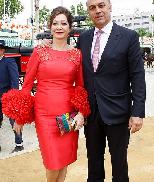ana rosa quintana vestida de flamenca en la feria
