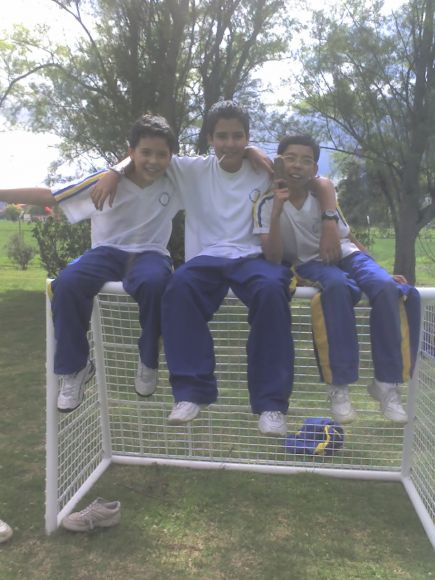 sebas y los amigos, sebas  es el del centro ok