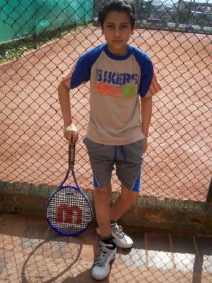 sebas en su clase de tennis