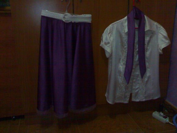 Una de las faldas,camisa y pañuelo para el cuello