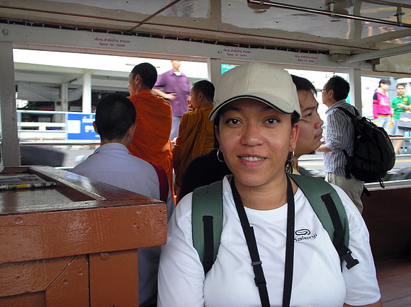 En un barco remontando el río