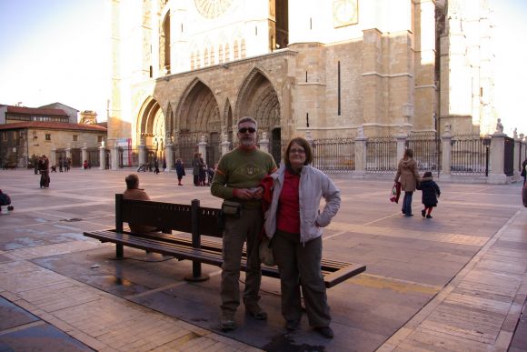 Ksoyo y su costillo delante de la Catedral de León