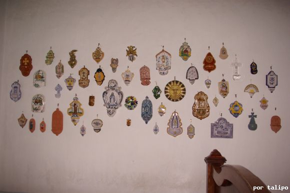 La colección de pilas de agua bendita