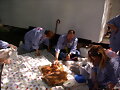 Juan ayudando a Piedad con la empanada