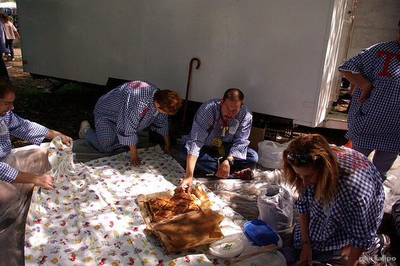 Juan ayudando a Piedad con la empanada
