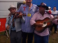 Con los m&uacute;sicos