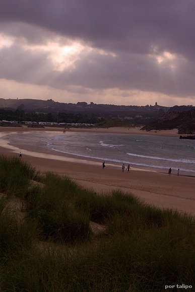 Atardecer nublado en la Playa de Ris
