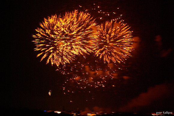 Van varias de fuegos artificiales