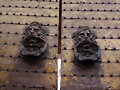 Aldabones de una de las puertas de la Mezquita