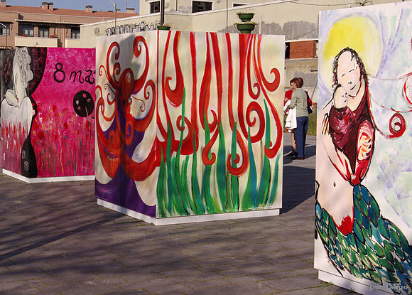 Cubos en la plaza del Antiguo Matadero