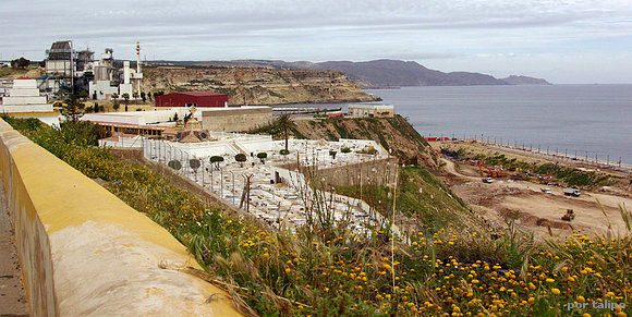 Al fondo tierras marroquies de Bou Mahroud...
