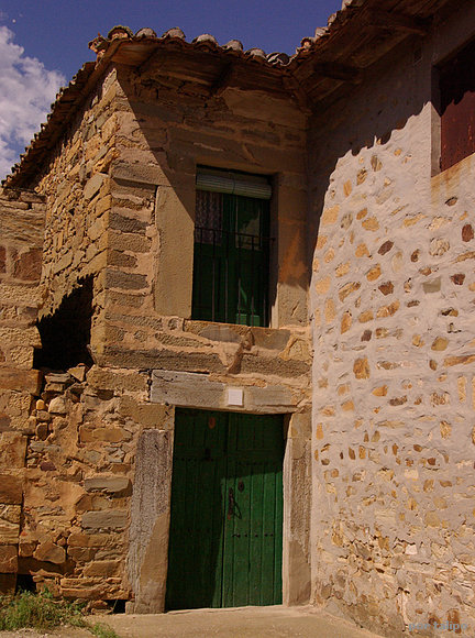 Carpintería en verde sobre piedra dorada
