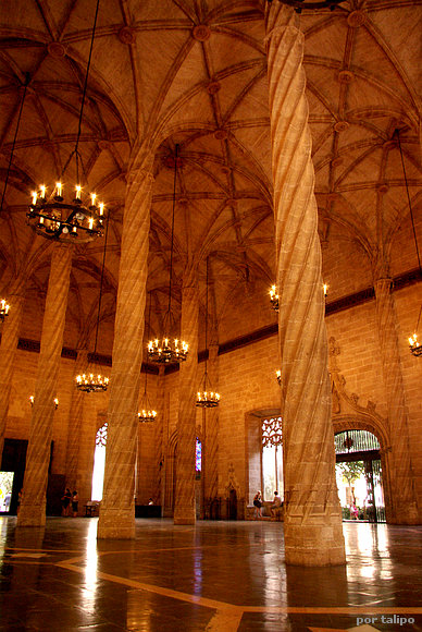 Interior de la Lonja de la Seda.