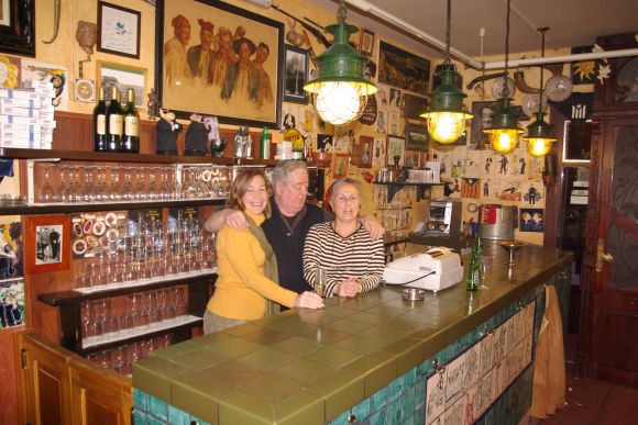 Con Moni, detrás de la barra
