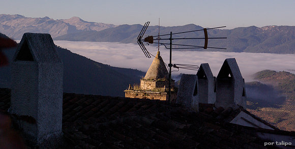 La niebla cubriendo el embalse de El Tranco