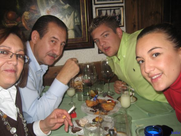 Comiendo en TXISTU
