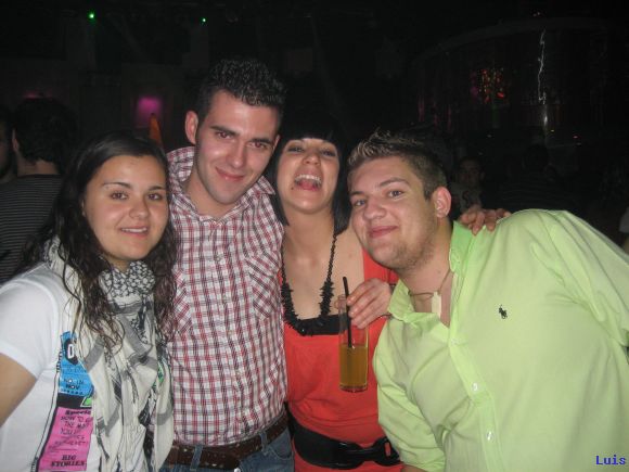 aki con las niñas, SILVIA Y MORILLA, jeje