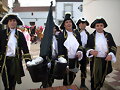 Los Bucaneros vigilando a las bucaneras