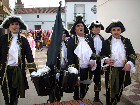 Los Bucaneros vigilando a las bucaneras