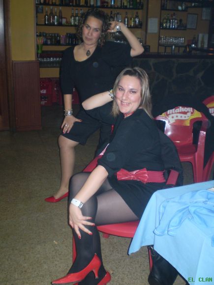 LAS CHICAS DE NEGRO Y ROJO