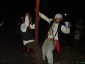 BAILANDO SOBRE UNA BARRA DE HIERRO