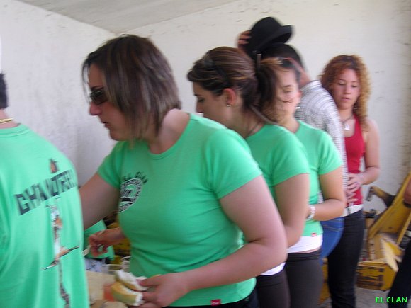 EN FILA INDIA PARA COMER