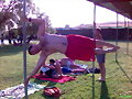 TOLI EN LA PISCINA haciendo de bandera