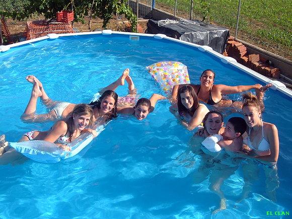 EN LA PISCINA DE MELODI DE FIESTA UN FINDE