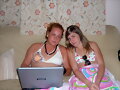TAMARA Y MILA VIENDO EL BLOG DEL CLAN JAJAJA