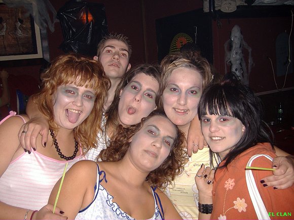 las niñas de pub despues de una noxe larga de terr