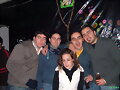 chica entre nenes
